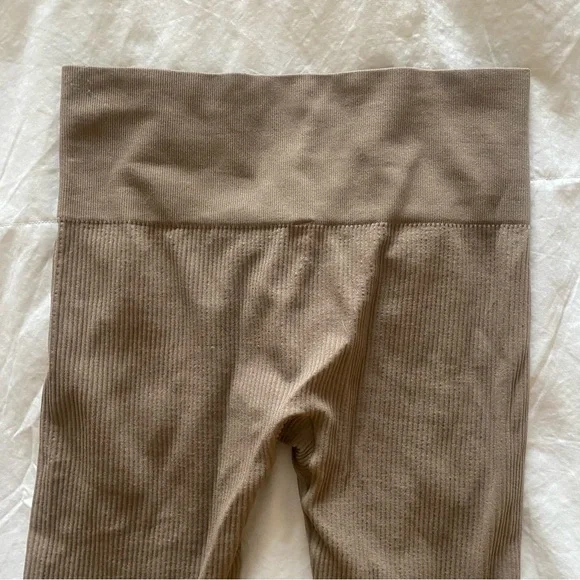 Stradivarius Seamless Tan Ribbed Leggings - Picture 6 of 6